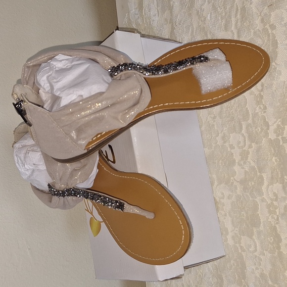 NIB Flourish Sandals Size 7 - Picture 2 of 11
